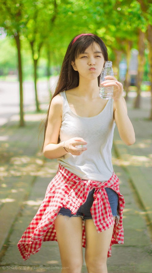 “简阳文体中心篮球赛:观众热情高涨,精彩绝伦”